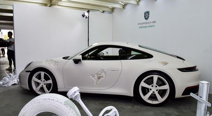 Tampilan samping Porsche 911 Carrera 4S karya seniman Daniel Arsham