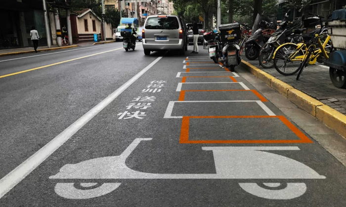 Marka pengatur posisi parkir sepeda motor di bahu jalan, Kota Tua Shanghai