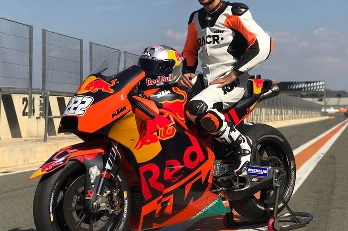 Antonio Cairoli jajal motor MotoGP KTM RC16, namanya juga motocrosser tengok sepatbor depannya