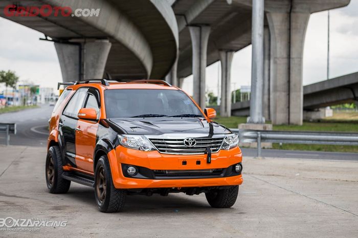 Tampilan Toyota Fortuner dengan gaya racing Panda khas Thailand