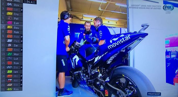 Motor Yamaha YZR-M1 Valentino Rossi tiba di garasi dan langsung ditangani kru tim