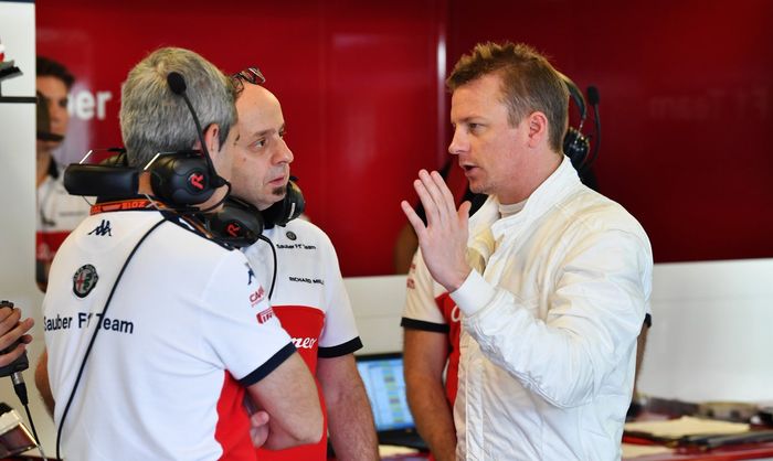 Kimi Raikkonen (kanan) berbincang dengan kru tim Sauber pada sesi tes F1 setelah akhir musim di Abu Dhabi