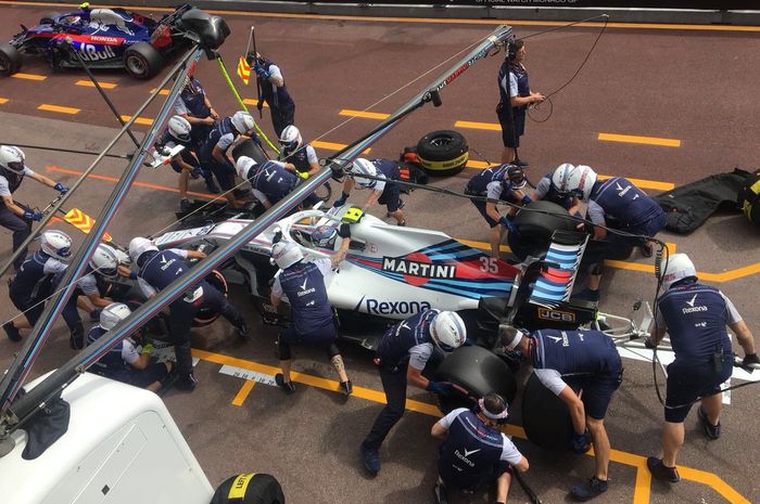 Kru tim Williams melakukan pit stop pada GP F1 Monako 2018