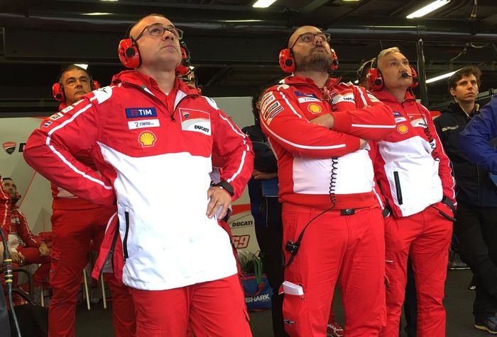 Kru tim Ducati tegang saat menyaksikan pembalapnya dalam perebutan posisi terdepan di kondisi trek Motegi yang licin