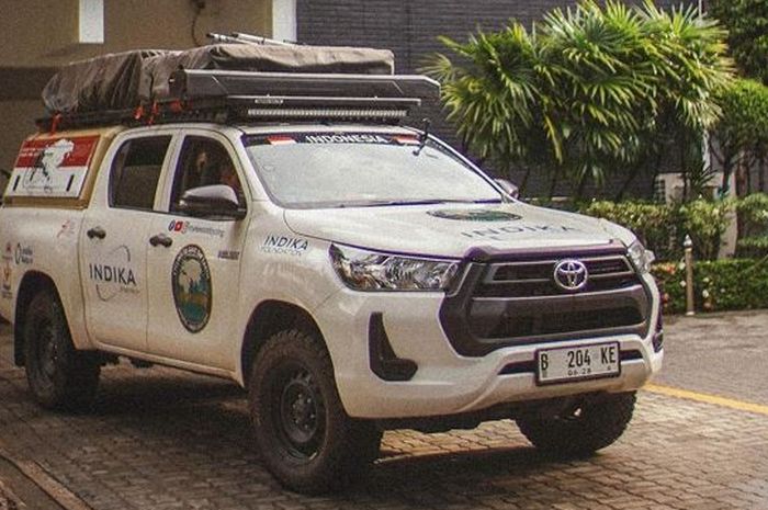 Penampakan Elang Putih, Toyota Hilux yang menemani Royke Lumowa, eks Kakorlantas Polri gowes dari Jakarta ke Paris.
