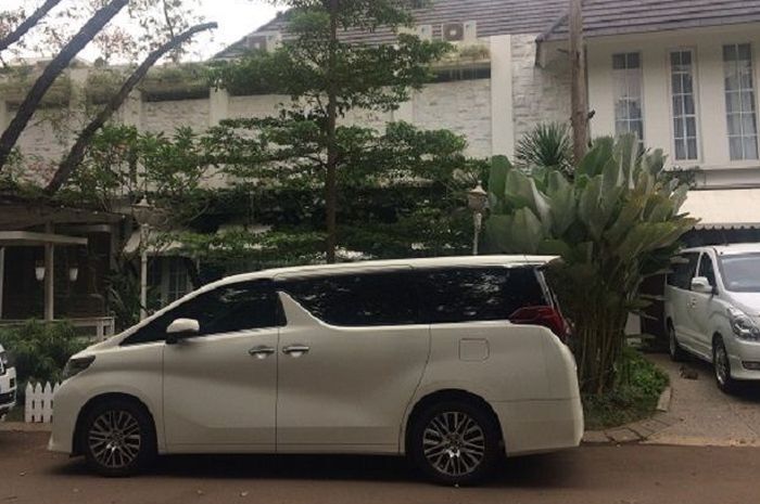 Beberapa mobil milik Raffi Ahmad ada Toyota Alphard, Range Rover, Hyundai H-1