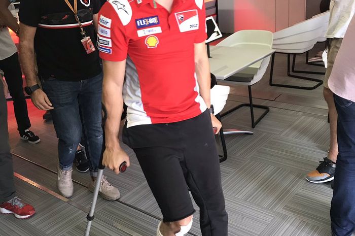 Jorge Lorenzo cedera jari kaki kanan akibat jatuh tak lama setelah start di MotoGP Aragon