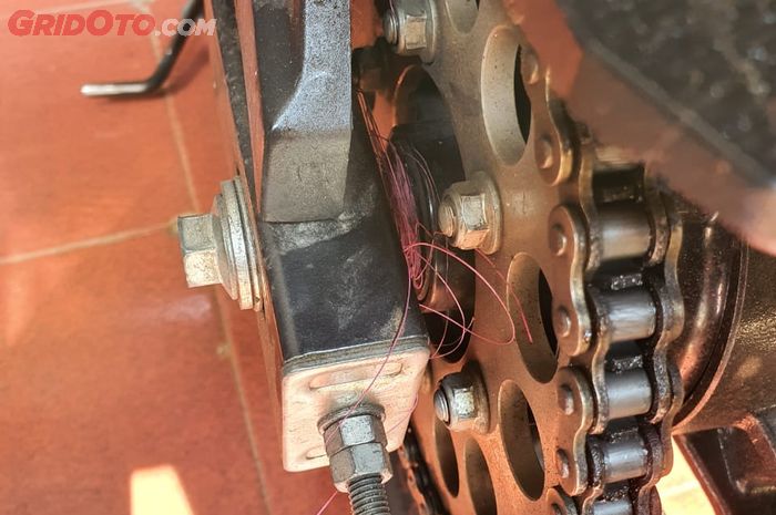 Benang Layangan Masuk Ke As Roda Motor Bersihkannya Gampang Gridoto Com