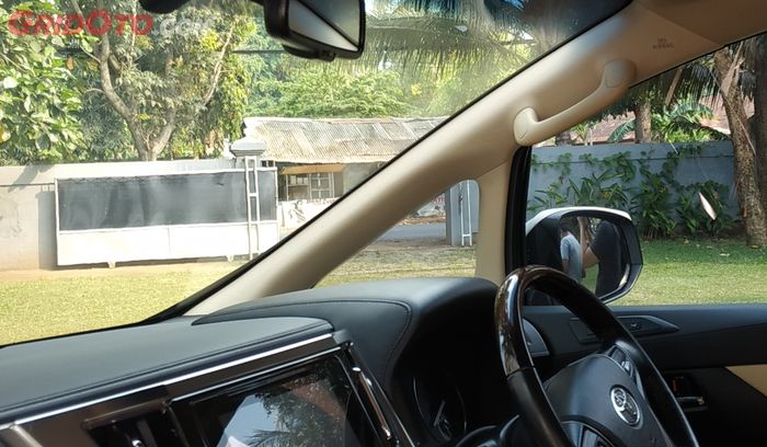 Ilustrasi suasana kabin mobil yang memakai kaca film