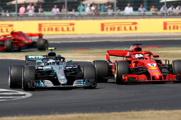 Valtteri Bottas yang tengah memimpin GP F1 Inggris, mendapat tekanan dari Sebastian Vettel