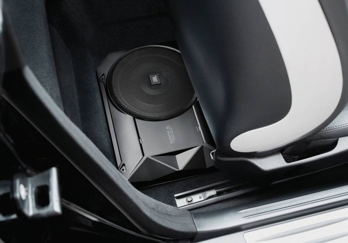 ILUSTRASI. Subwoofer Underseat Tidak Makan Banyak Tempat di Kabin Mobil