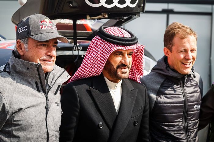 Presiden FIA, Mohammed Ben Sulayem (tengah) yang berkunjung ke Reli Dakar 2023 di Arab Saudi, sempat ditanya mengenai reca director untuk musim balap F1 2023