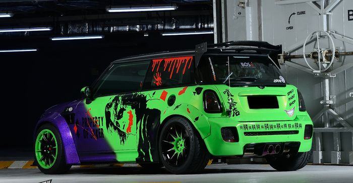 Tampilan belakang modifikasi MINI Cooper S bertema Joker