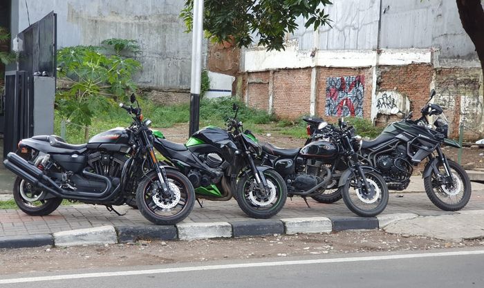 Mulai dari Harley-Davidson, Kawasaki Z800, dan beberapa moge lain tersedia untuk disewa di Riple. Biaya sewa mogenya juga enggak mahal bro