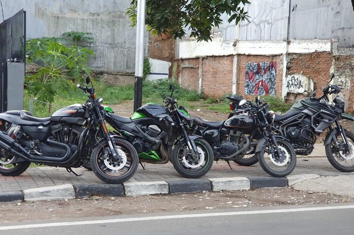 Mulai dari Harley-Davidson, Kawasaki Z800, dan beberapa moge lain tersedia untuk disewa di Riple. Biaya sewa mogenya juga enggak mahal bro