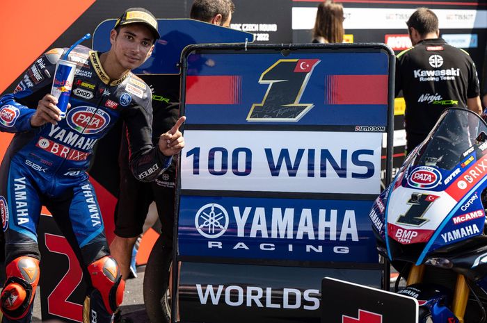Toprak Razgatlioglu memberi Yamaha kemenangan ke-100 pada WorldSBK Ceko 2022