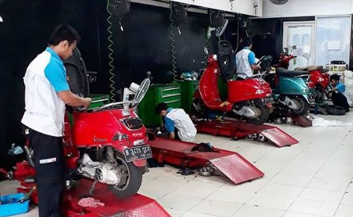 Ilustrasi ganti oli mesin Vespa 