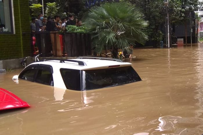Banjir setinggi mobil hatchback atau setara kaca SUV