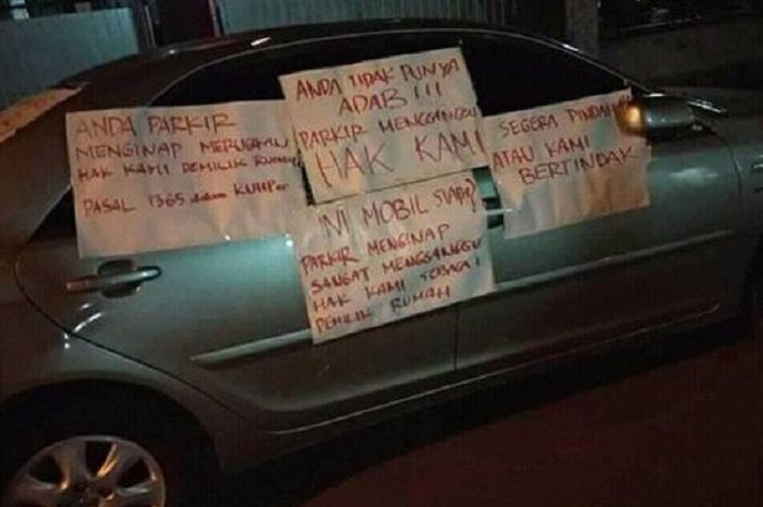 Mobil penuh 'poster demo' gara-gara parkir sembarangan