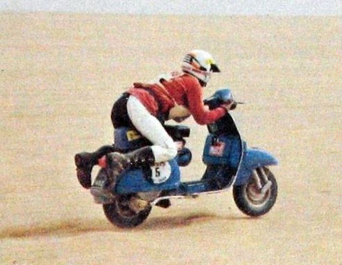Bernard Tcherniavsky  ngebut dengan Vespa tunggangannya di Reli Paris-Dakar 1980