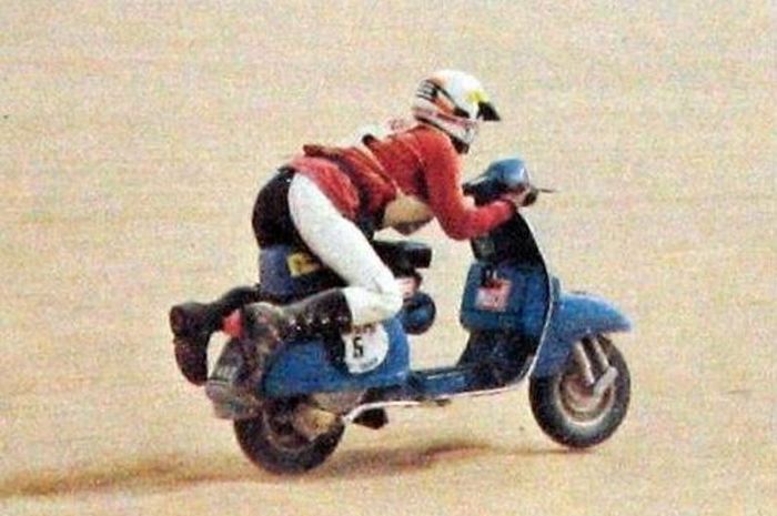 Bernard Tcherniavsky  ngebut dengan Vespa tunggangannya di Reli Paris-Dakar 1980