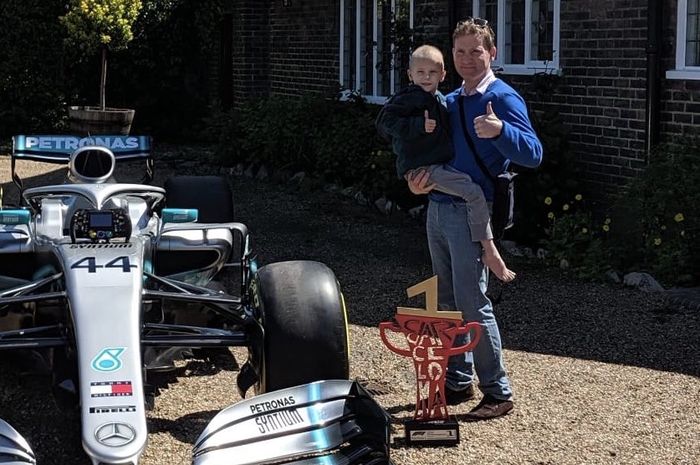 Harry Shaw dan ayahnya, beserta mobil F1 Mercedes AMG F1 dan piala F1 Spanyol