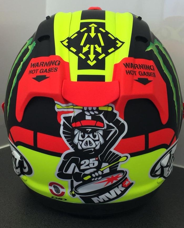 Logo boar (babi hutan) menabuh genderang pada bagian belakang helm Maverick Vinales untuk MotoGP Aragon