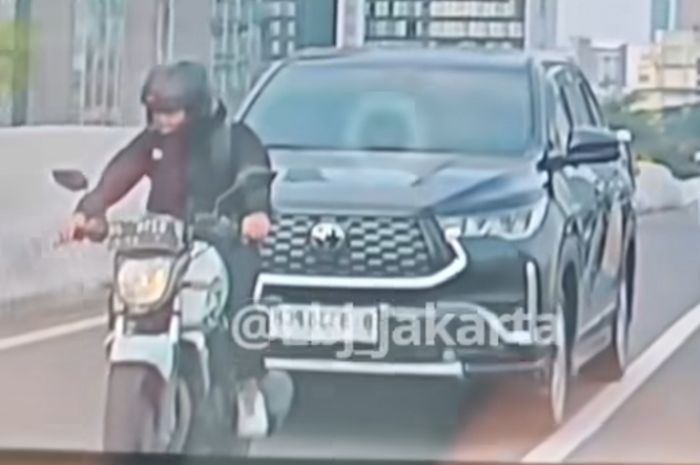 Motor lewat JLNT di klakson tidak terima