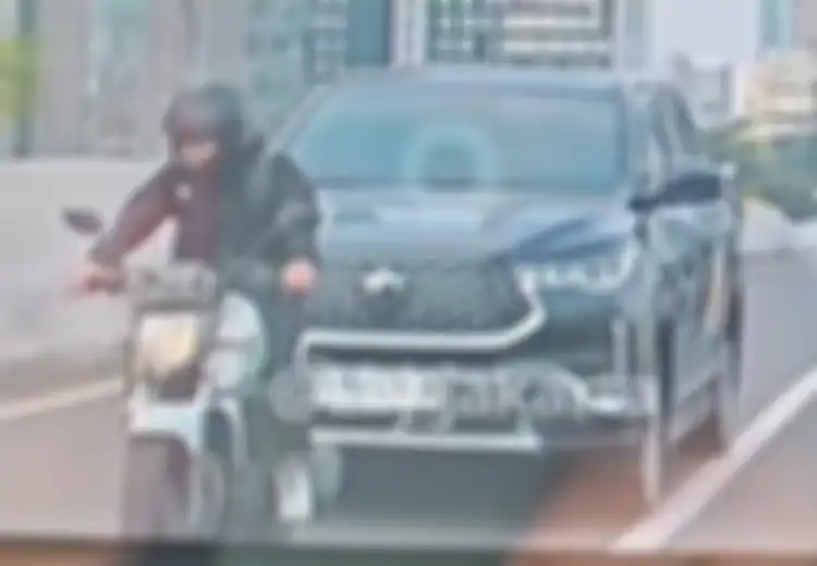Sengaja Banget, Pemotor Lewat JLNT, Diklakson Enggak Mau Minggir 