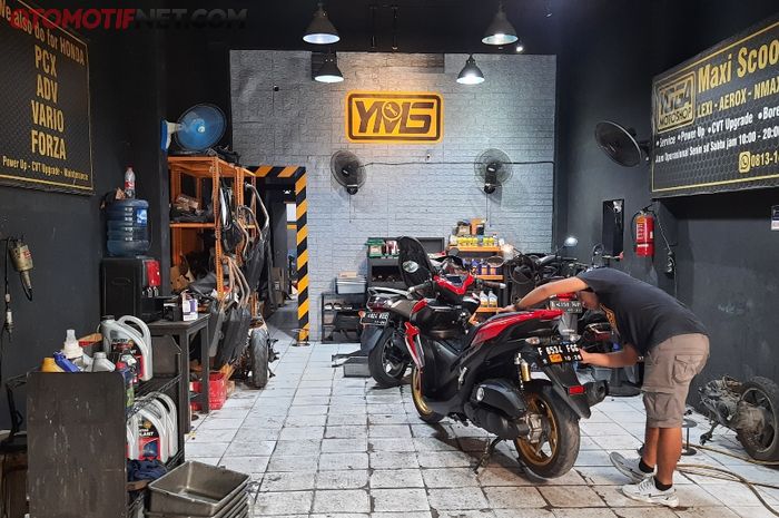 Ilustrasi servis rutin Yamaha Aerox 155 di bengkel Yoga Motoshop (YMS), Jakarta Timur