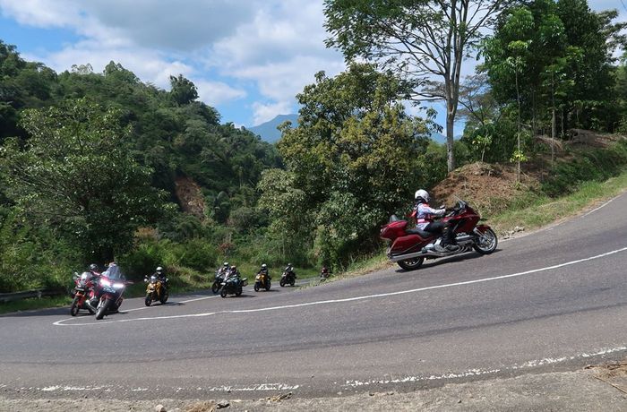 Selama Tour de Flores, pengendara Gold Wing disuguhkan jalan mulus dan variatif serta pemandangan yang menarik