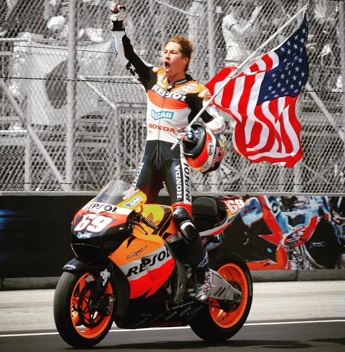 Selebrasi Nicky Hayden saat menjadi juara dunia MotoGP bersama tim Repsol Honda pada 2006