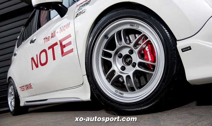 Modifikasi Nissan Note e-power ditopang pelek  Enkei RPF1 16 inci