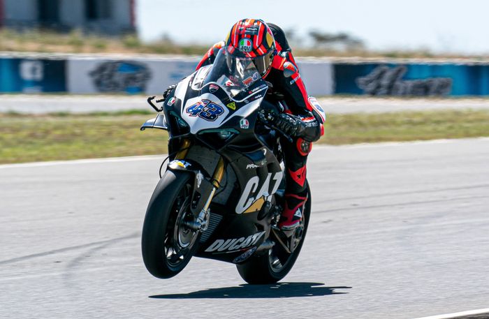 Jack Miller tampak senang mengendarai motor superbike Ducati Panigale V4 R pada seri terakhir balap Superbike Australia 2021