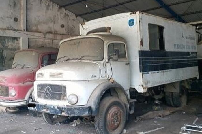Dua unit truk Mercedes-Benz LA911 alias Mercy Bagong yang terlantar di bekas gedung Mercedes-Benz, Makassar.