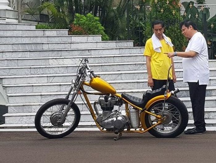 Menteri perindustrian Airlangga Hartarto dan Presiden Jokowi di Istana Bogor (24/3/2018)