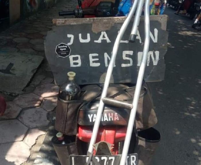Kakek penjual bensin eceran di Kediri