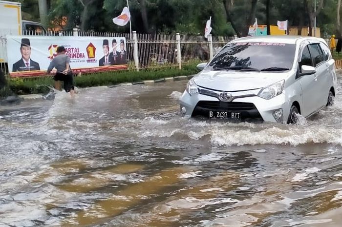 Ilustrasi mobil terabas genangan banjir 
