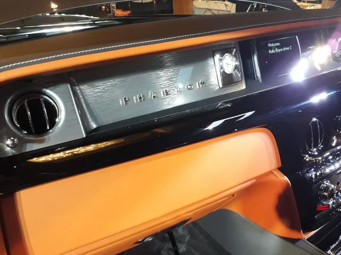 Sebuah karya seni dan jam analog mewah yang dipamerkan di 'Art Gallery' Phantom VIII