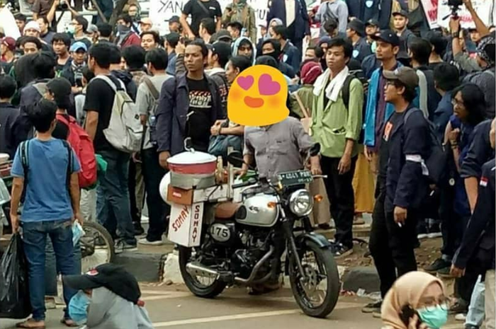 Kawasaki W175 milik abang siomay ini berdiri tegak di tengah massa demontrasi