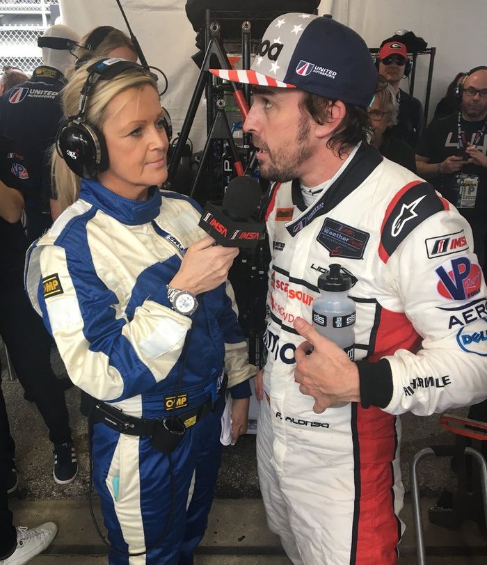 Fernando Alonso saat istirahat setelah menjalani kesempatan pertamanya melaju di sirkuit Daytona