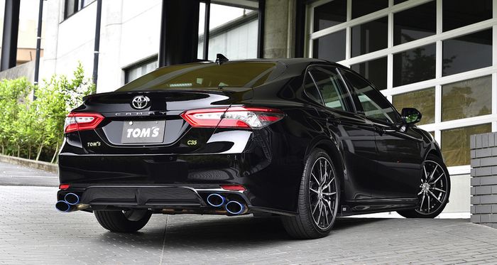 Tampilan belakang Toyota Camry hasil garapan Tom's