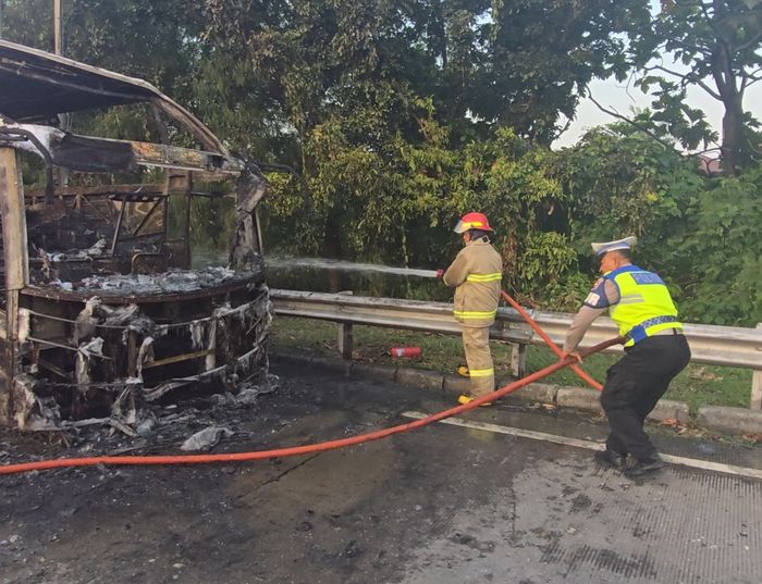 Sebuah bus Damri dengan nomor polisi B 7924 TGA mengalami kebakaran hebat di kanalisasi arah Cikampek, menjelang portal MBZ dari Tanjung Priok