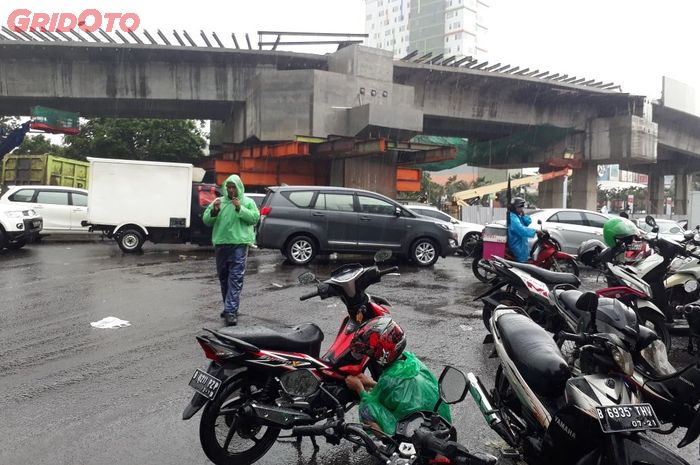 Ilustrasi-Hujan mengguyur Jakarta sejak Kamis pagi hingga siang membuat arus lalu lintas mengalami kemacetan