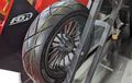 Biar Enggak Penasaran, Ini Arti dan Fungsi Garis Warna Pada Telapak Ban Motor Baru