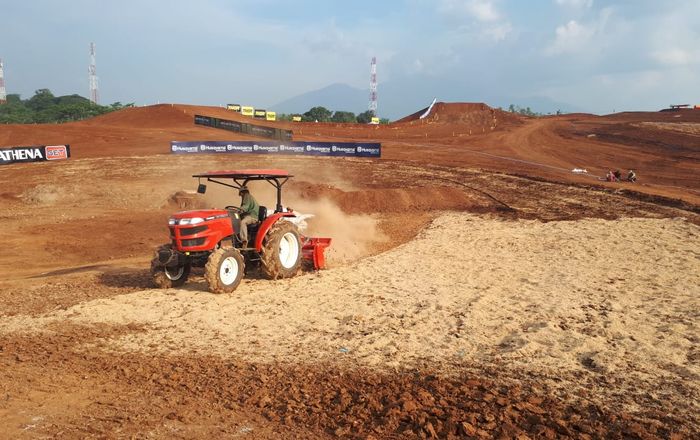 Proses ditebarnya gabah ke permukaan sirkuit MXGP Semarang