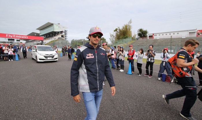 Pembalap dan kru tim biasanya melakukan inspeksi trek dengan berjalan kaki atau bersepda mengitari sirkuit