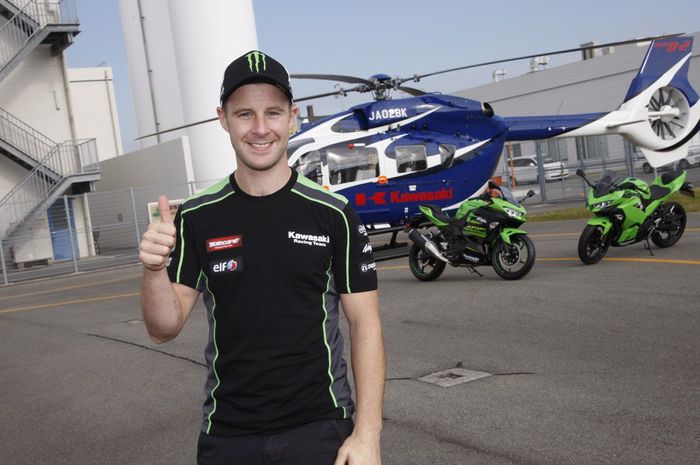 Jonathan Rea berkunjung ke pabrikan Kawasaki Heavy Industries, Ltd naik helikopter bikinan Kawasaki BK117 D-2