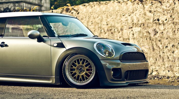 Peleknya juga diganti pakai BBS ukuran 17 inci dengan lebar 8,5 inci