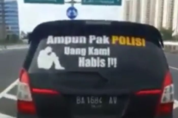 Mobil Toyota Innova pasang stiker Ampun Pak Polisi Uang Kamis Habis ! Kena tilang oleh petugas